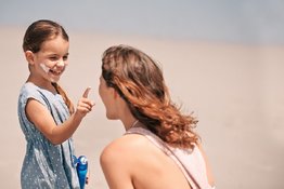 Upravo se spremate za plažu sa Vašim najmlađima? Ne zaboravite da uzmete primereno zaštitno sredstvo za aktivnu decu! Bacite oko na naše najbolje savete za garantovanu celodnevnu zaštitu od sunca.